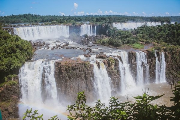Quels sont les meilleurs sentiers de randonnée pour découvrir les chutes d'Iguaçu ?